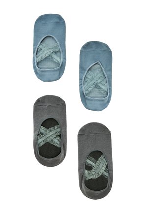 Quatre chaussettes invisibles avec des bandes élastiques à volants croisées, deux en bleu clair et deux en gris foncé, disposées sur un fond blanc.
