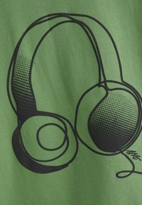 Next RELAXED FIT SHORT SLEEVE GRAPHIC STANDARD - Triko s potiskem - green linear headphones