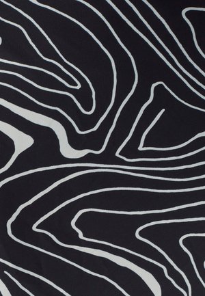 Schwarzer Stoff mit weißen, abstrakten Linien, die ein wellenförmiges Muster bilden. Die Textur wirkt glatt und weich, mit einem einheitlichen Farbschema.