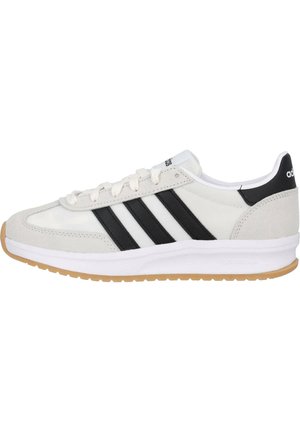 Baskets Adidas blanches et grises avec trois bandes noires, semelle en gomme, lacets à l'avant et panneaux de marque au talon et sur la languette.