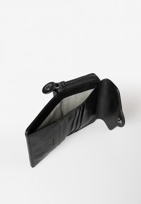 Portafoglio in pelle nera con chiusura a zip, fodera interna a righe, numerosi scomparti per carte e un design elegante e minimalista.