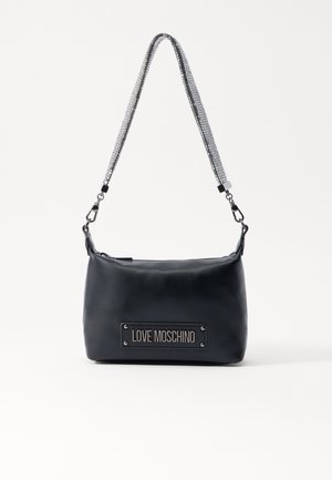 Sac à bandoulière Love Moschino en cuir noir avec bandoulière chaîne argentée et plaque logo rectangulaire à l'avant.