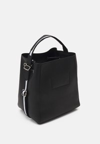 Černá kožená taška ve tvaru tote se strukturovaným tvarem, horní rukojetí, odnímatelným popruhem a přední kapsou pro dodatečné úložiště. Elegantní a minimalistický design.