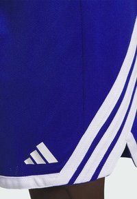 Blaue Sportshorts aus atmungsaktivem Mesh-Gewebe, mit weißen Streifen an den Seiten und einem weißen Adidas-Logo am Saum.