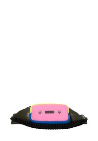 Sac noir de forme arrondie, présentant une poche avant rose, des accents bleus et des bordures jaunes. Fermeture éclair texturée et détails en tresse noire.