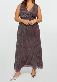 Abito maxi con scollatura a V profonda e design avvolgente, realizzato in tessuto plissettato metallico nelle tonalità di prugna e argento, con una silhouette fluida.