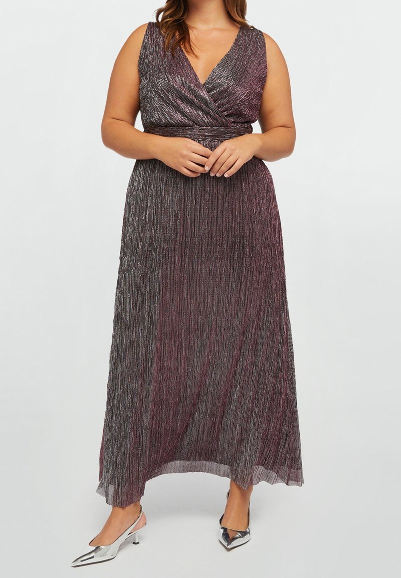 Sukienka maxi z głębokim dekoltem w kształcie V i zawiązywaniem, wykonana z metalicznej tkaniny plisowanej w odcieniach śliwkowym i srebrnym, z luźną sylwetką.