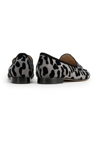 Scarpe flat leopardate nere e grigie con una texture liscia, punta arrotondata e tacco basso nero. Il design presenta un delicato accentuato a fiocco.