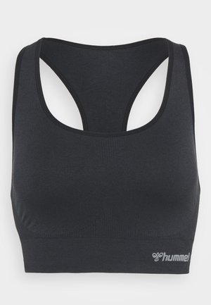 Schwarzer Sport-BH mit Racerback-Design, hergestellt aus dehnbarem Material. Hat eine glatte Textur und ein kleines graues Logo am Bund.