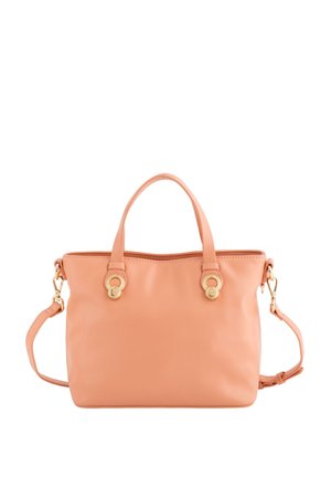 Sac à main en cuir couleur pêche avec deux poignées courtes et une bandoulière amovible, doté de quincaillerie dorée et d'une texture lisse.