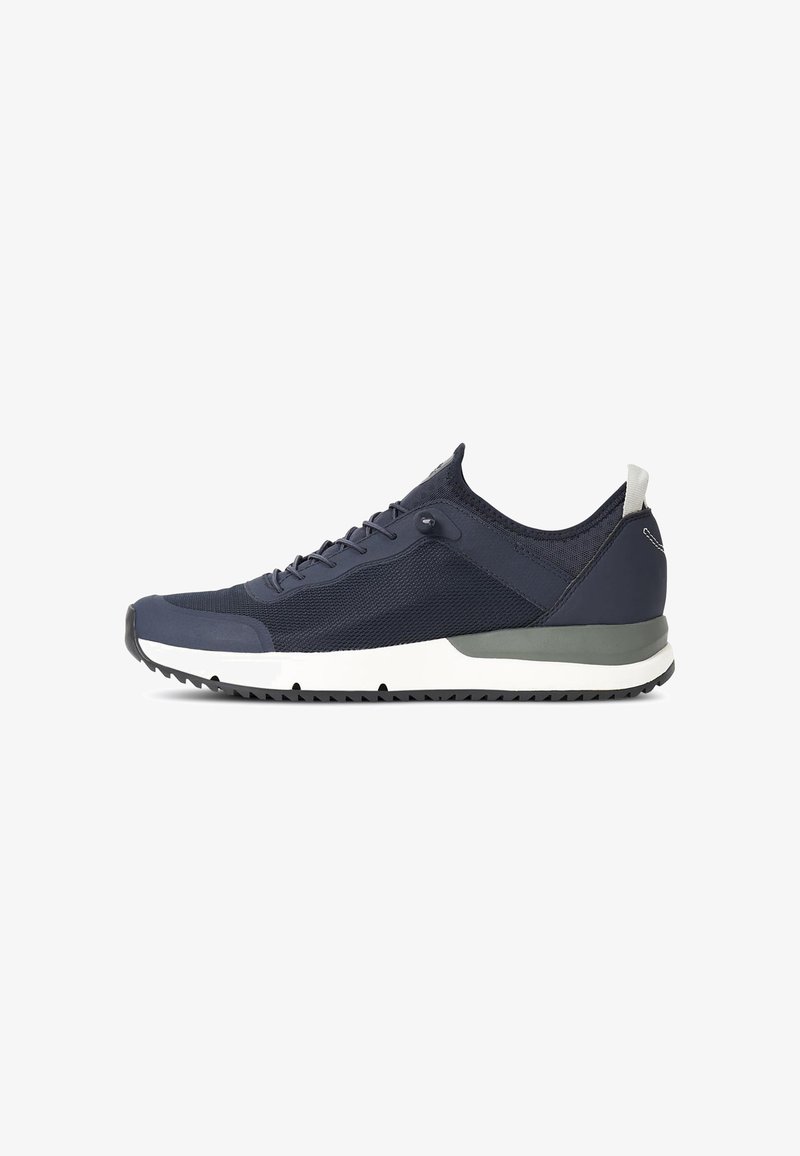 Chaussure de sport bleu marine avec un dessus en maille, finition texturée, bout renforcé et semelle intermédiaire blanche contrastante. Dispose de lacets et d'une semelle en caoutchouc.