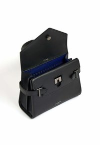Borsa a tracolla in pelle nera con texture, dal design strutturato, dotata di una chiusura frontale, rivestimento blu e dettagli in hardware argentato.