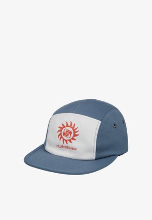Blaues Cap mit weißem Frontpanel, das ein rotes Sonnen-Design und den Text "Quiksilver" zeigt. Abgerundete Form mit verstellbarem Snapback-Verschluss und seitlichen Belüftungen.