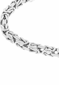 Pulsera de cadena de metal plateado con eslabones ovalados entrelazados y un acabado suave y pulido. Diseño ligero con superficie reflectante.