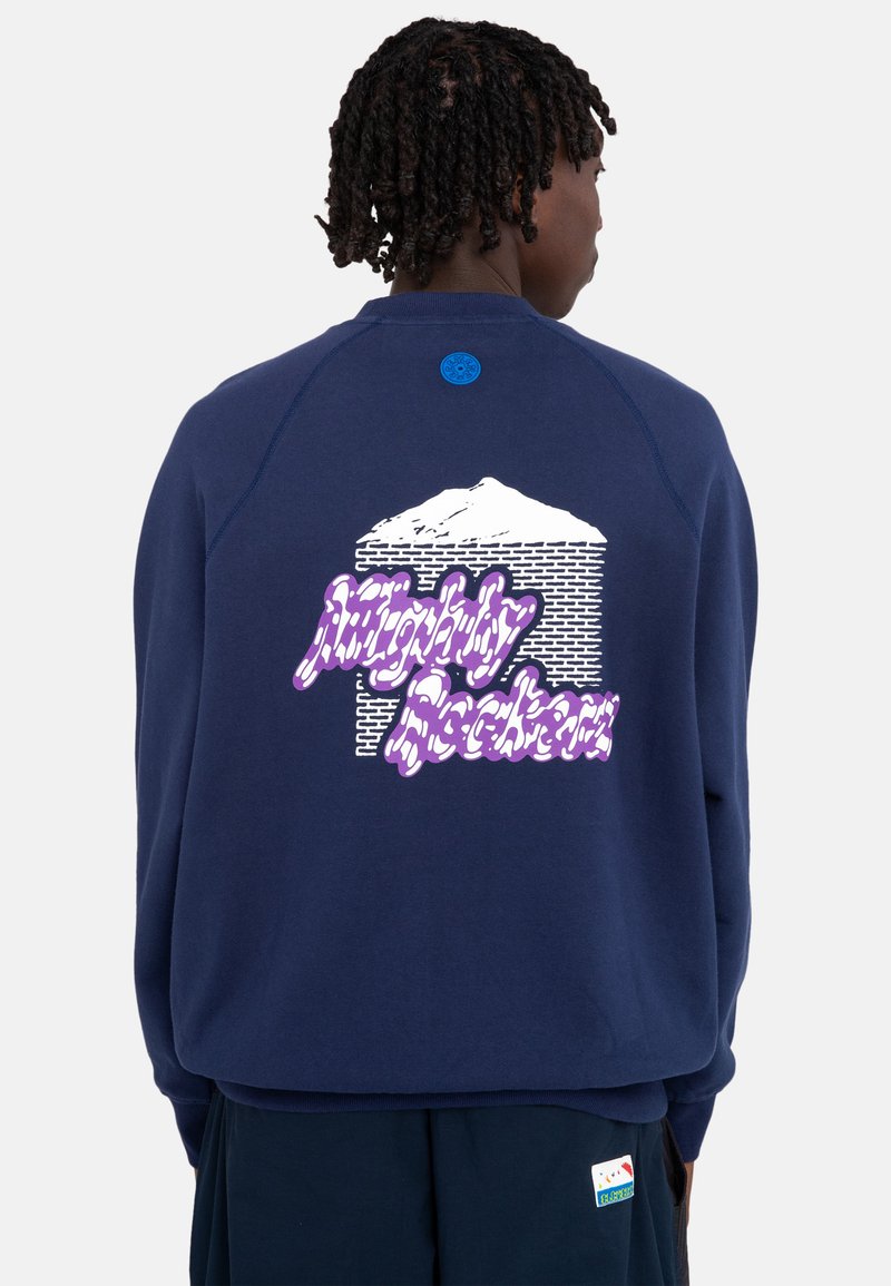 Granatowa bluza crewneck z białą grafiką góry i stylizowanym fioletowym tekstem na plecach. Teksturowany materiał o luźnym kroju.