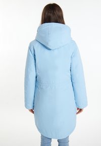 Cappotto imbottito azzurro chiaro con ampio cappuccio, dettaglio in vita stretto e maniche lunghe, che arriva fino a metà coscia, texture liscia.