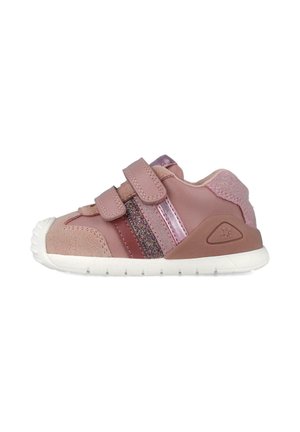 Zapatillas rosas con correas de velcro, detalles brillantes y un acabado texturizado. Cuentan con una suela de goma blanca y un diseño de punta redondeada.
