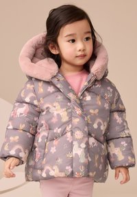 Doudoune grise avec des motifs fantaisistes d'animaux et d'arcs-en-ciel, capuche doublée de fausse fourrure rose, et fermetures à pression à l'avant.