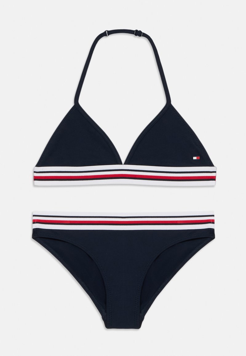 Marine bikini-sæt med trekantet top og matchende underdele. Har en hvid stribe, der fremhæves med røde og hvide bånd. Glat stoftekstur.