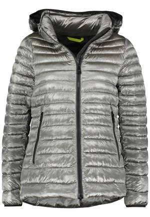 Sølvgrå quiltet dynejakke med hætte, lynlås foran og lynlåslommer i siderne, der viser polstrede vandrette syninger.