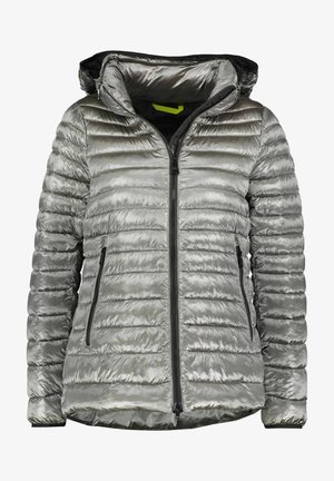 Sølvgrå quiltet dynejakke med hætte, lynlås foran og lynlåslommer i siderne, der viser polstrede vandrette syninger.