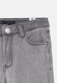 Grå denim jeans med straight fit, sølvfarget knappeåpning, fem-lomme design og svake teksturvariasjoner.
