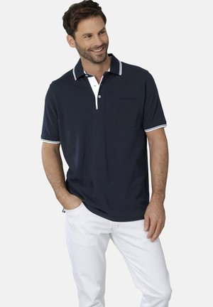 Marineblaues Poloshirt mit weißen Akzenten, kurzen Ärmeln und einer Knopfleiste mit drei Knöpfen. Mit einer Brusttasche und einem strukturierten Stoff.