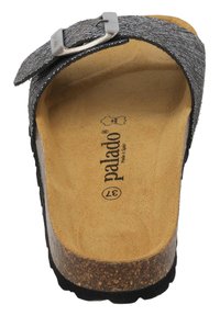 Zwarte slide-sandaal met metallic gestructureerde bovenkant, verstelbare gesp en kurken voetbed. Beschikt over een gestructureerde zool voor grip en comfort.