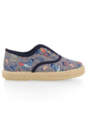 Baskets en toile grises ornées de motifs colorés de dinosaures et de planches de surf, avec des accents bleu marine, un bout rond et une semelle en corde de jute.
