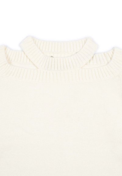 Maglione bianco lavorato a maglia con un alto colletto a coste e un tessuto morbido e testurizzato. Il design è semplice e senza cuciture, senza motivi visibili.