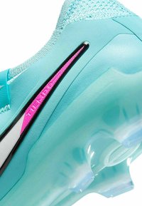 Chaussure de sport bleu aqua avec un dessus en tricot texturé, des accents noirs et roses, et une semelle extérieure translucide. Présente un design épuré et une forme élégante.