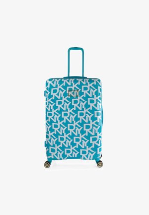 Maleta rígida de color azul brillante con un patrón de logo blanco. Cuenta con un mango telescópico y cuatro ruedas giratorias para mayor movilidad.