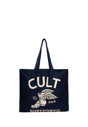 Granatowa torba na ramię z długimi uchwytami, biały tekst "CULT", grafika ze skrzydlatym butem oraz oznaczenia "Est. 2013" i "Superdry".