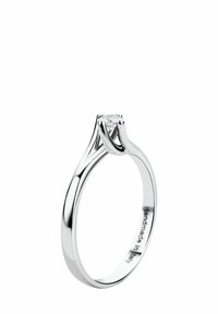 Anello di fidanzamento in argento con fascia arrotondata e montatura a griffe che tiene un diamante trasparente, caratterizzato da un design minimalista e elegante.