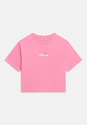 Roosa lühikeste varrukatega lühike T-särk ümar kaelusega, valge "ellesse" logoga ja oranži poolringi graafikuga, mis on esiküljel keskel.