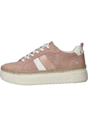 Roze casual sneaker met witte veters, witte zijstreep, gevlochten middenzooldetail en dikke crème rubberen zool.