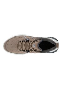 Sneaker in suede marrone con tomaia perforata, accenti grigi e suola intermedia bianca. Presenta chiusura con lacci e suola nera robusta.