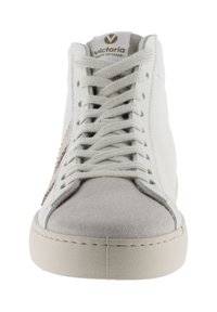 Zapatilla alta blanca con paneles de ante y piel lisa, puntera texturizada, acentos en gris claro y cordones planos. Suela de goma.