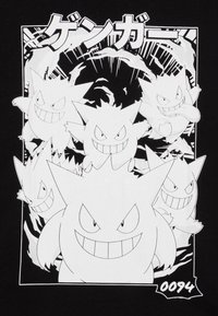Schwarzes T-Shirt mit einer auffälligen weißen Illustration von mehreren cartoonhaften Geistercharakteren mit scharfen Zügen und großen Lächeln.