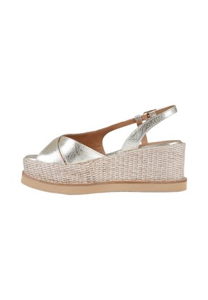 Sandalo con zeppa con cinturini argentati metallici e suola platform intrecciata, con cinturino posteriore regolabile e design con punta aperta.
