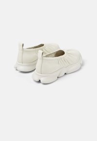 Bílé kožené slip-on boty se shromážděným designem u límce a texturovanou, polstrovanou podrážkou pro pohodlí.
