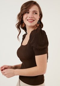 LELA SLIM FIT - Palaidinė - brown