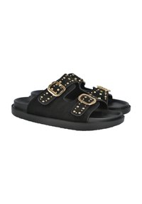Chanclas negras con dos correas anchas, hebillas doradas y tachuelas decorativas. Material de ante suave, suela plana, diseño sencillo.