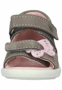 Grijze leren sandaal met roze accenten, klittenbandsluitingen, open teen en vlinderdecoratie. Witte rubberen zool met een gestructureerd profiel.