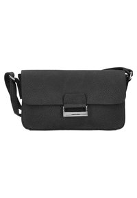 Borsa a tracolla nera in pelle con superficie testurizzata, forma rettangolare, chiusura a patta magnetica e dettagli in metallo dal tono argentato.