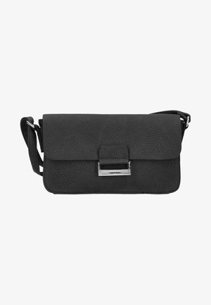 Schwarze Leder-Umhängetasche mit strukturierter Oberfläche, rechteckiger Form, magnetischem Klappenverschluss und silberfarbenen Hardware-Akzenten.