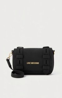 Černá kožená kabelka se zlatým logem "LOVE MOSCHINO", vybavená dvěma pásky s přezkami a odnímatelným ramenním popruhem. Obdélníkový tvar, hladká textura.