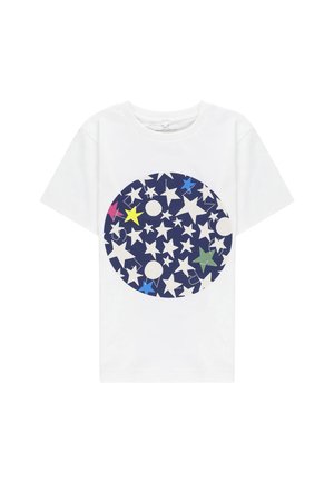 T-shirt in cotone bianco con un grafico circolare blu navy che presenta stelle e pallini bianchi e colorati, mostrando vari colori e design vivaci.
