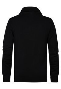 Maglione polo a maniche lunghe nero con colletto prominente, polsini a coste e una texture liscia. Nessun motivo visibile o dettagli in metallo.