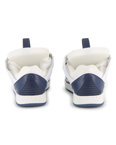 Άσπρα και ναυτικά αθλητικά παπούτσια με υφασμένο επάνω μέρ ος, επενδυμένο κολάρο και τριγωνικές λεπτομέρειες στη φτέρνα. Διαθέτουν θηλιές για εύκολο φόρεμα.